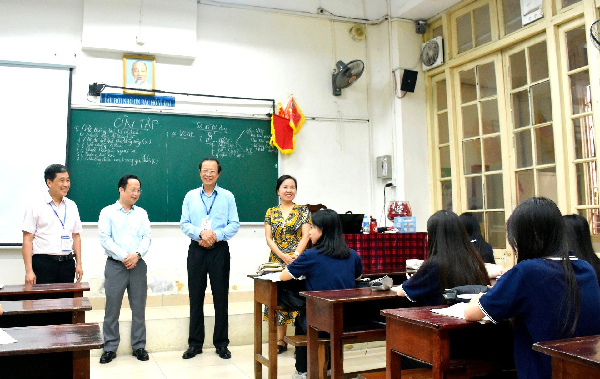 Thứ trưởng Bộ GD-ĐT Phạm Ngọc Thưởng động viên học sinh lớp Mười hai Trường THPT Trần Phú - Hoàn Kiếm, TP Hà Nội (Ảnh minh họa)