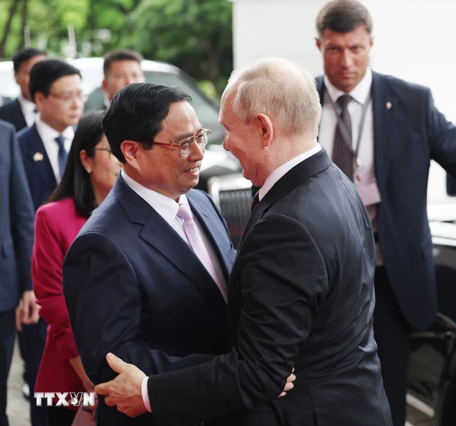 Thủ tướng Phạm Minh Chính đón Tổng thống Liên bang Nga Pladimir Putin. (Ảnh: Dương Giang/TTXVN)