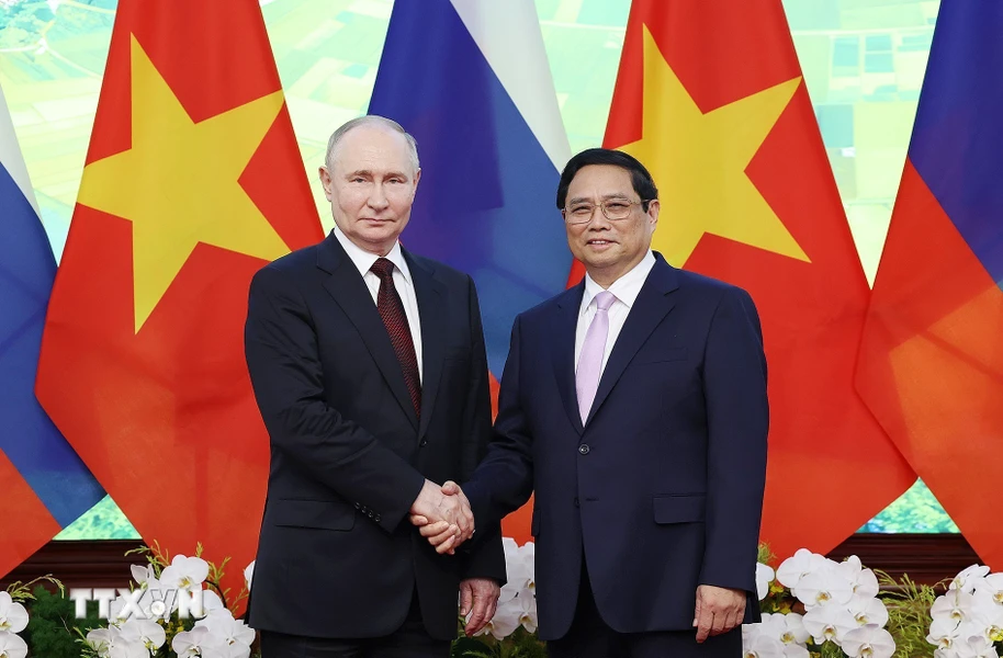 Thủ tướng Phạm Minh Chính và Tổng thống Liên bang Nga Pladimir Putin chụp ảnh chung. (Ảnh: Dương Giang/TTXVN)