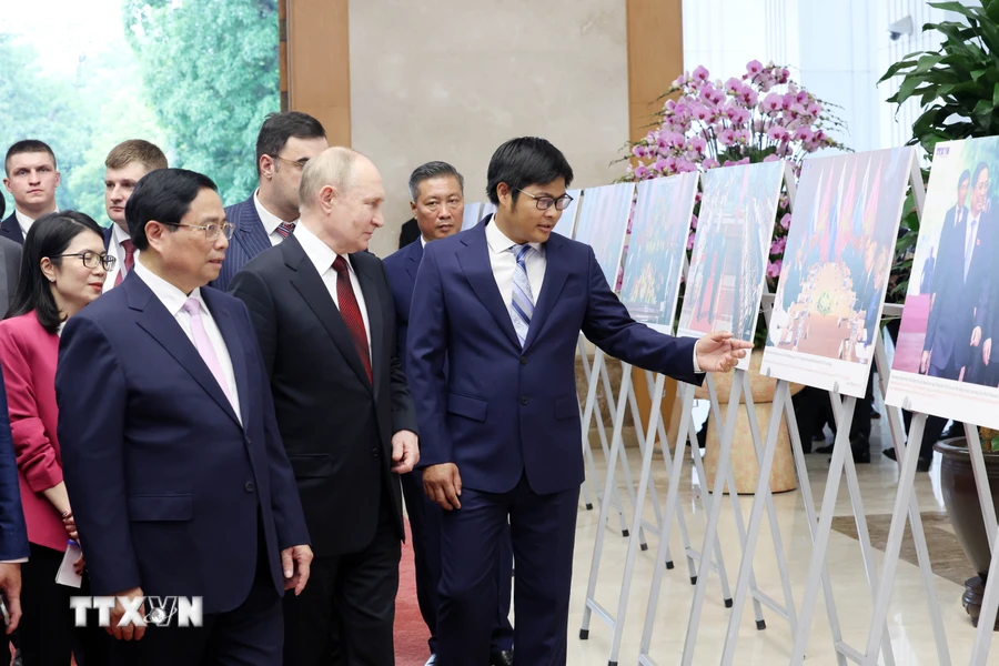 Thủ tướng Phạm Minh Chính và Tổng thống Liên bang Nga Pladimir Putin xem trưng bày ảnh về quan hệ Việt Nam - Nga. (Ảnh: Dương Giang/TTXVN)