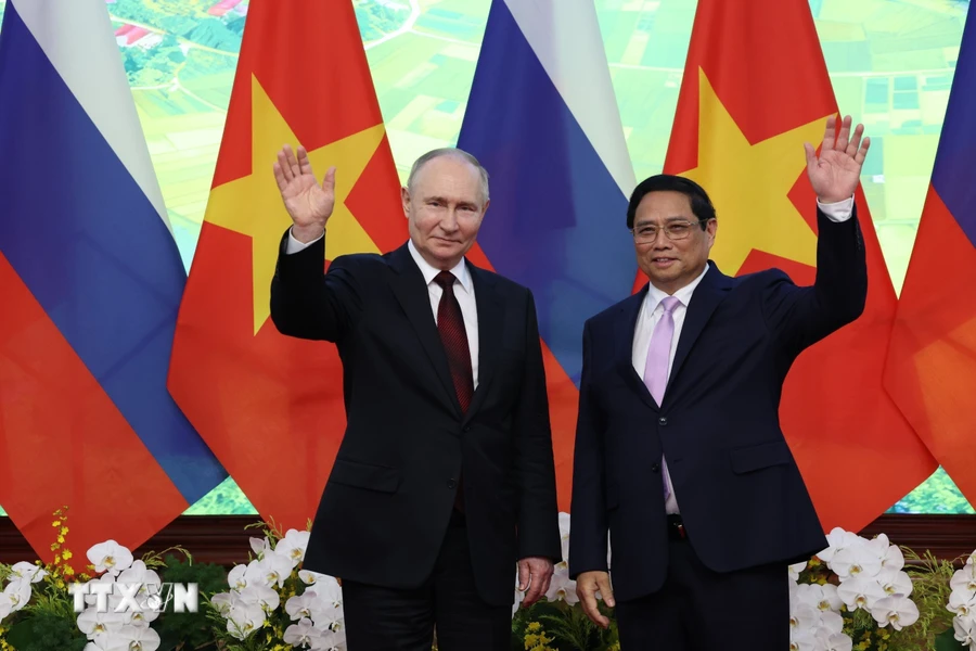 Thủ tướng Phạm Minh Chính và Tổng thống Liên bang Nga Pladimir Putin chụp ảnh chung. (Ảnh: Dương Giang/TTXVN)
