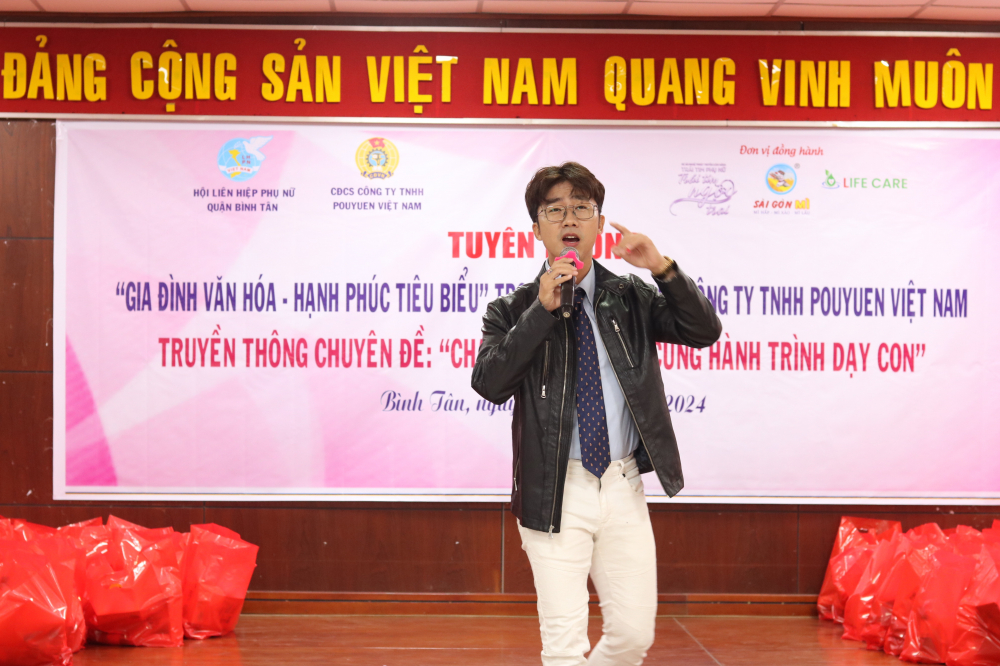 Ca - nhạc sĩ Iaac Thái cũng đến chương trình, góp nhiều tiết mục sôi động phục vụ chị em công nhân. 