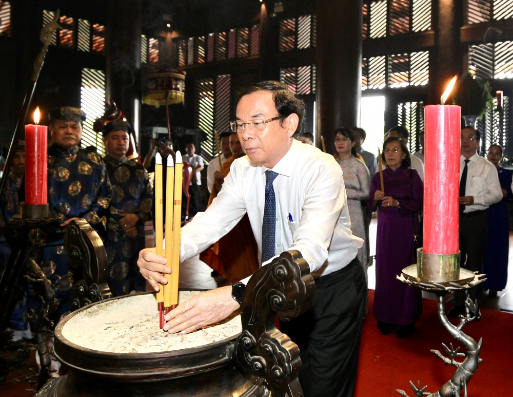 Bí thư Thành ủy TPHCM Nguyễn Văn Nên dâng hương tưởng nhớ công đức Đức Lễ Thành hầu Nguyễn Hữu Cảnh - Ảnh: Dũng Phương.