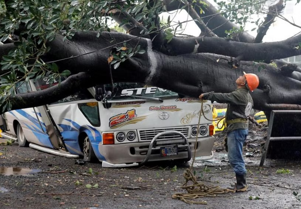 Ít nhất 19 người, trong đó có 6 trẻ em, đã thiệt mạng ở El Salvador - Ảnh: Reuters