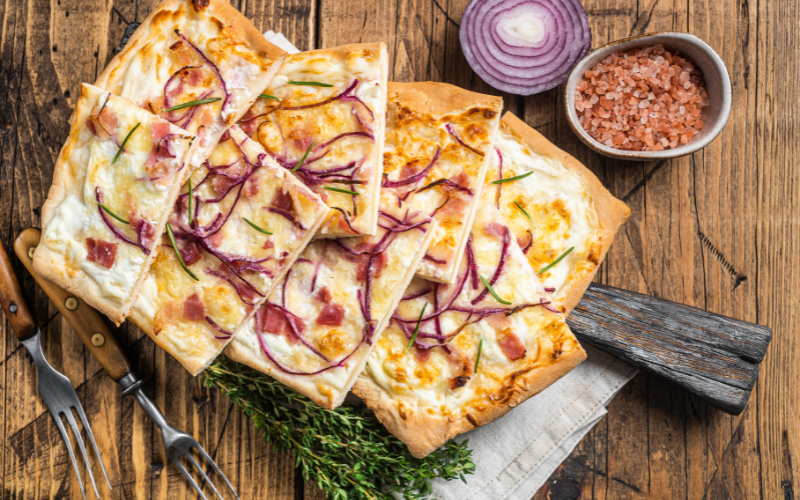 Flammkuchen là một món ăn nổi tiếng ở Đức có nguồn gốc từ Alsace – Pháp, loại bánh mì giống bánh pizza này được làm từ bột nhào đã được cán mỏng thành hình chữ nhật hoặc hình bầu dục mỏng.