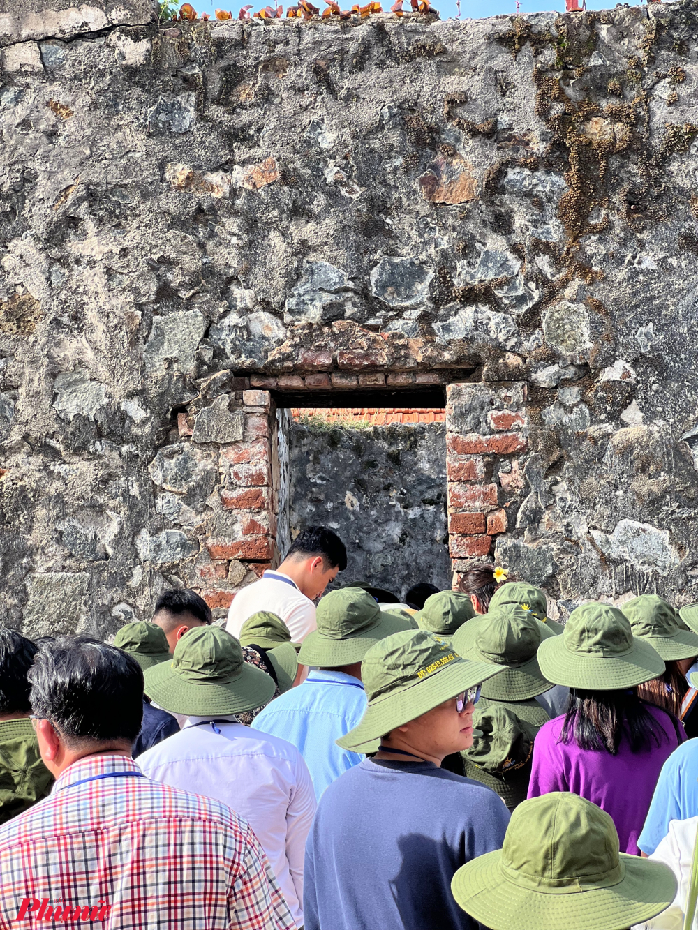 Chuồng Cọp được xây dựng năm 1940 có tường cao, dày làm bằng đá, bên trên cuộn thép gai, cổng sắt cao đóng kín, với diện tích 5.475m2, bao gồm 120 phòng giam (phòng giam có chắn song sắt bên trên), 60 phòng tắm nắng (không mái che) là nơi dùng để hành hạ tra tấn người tù. Đây cũng là nơi kết thúc thất bại chiến dịch ly khai của địch (từ năm 1957-1961) đàn áp gần 2.000 người tù chính trị. 