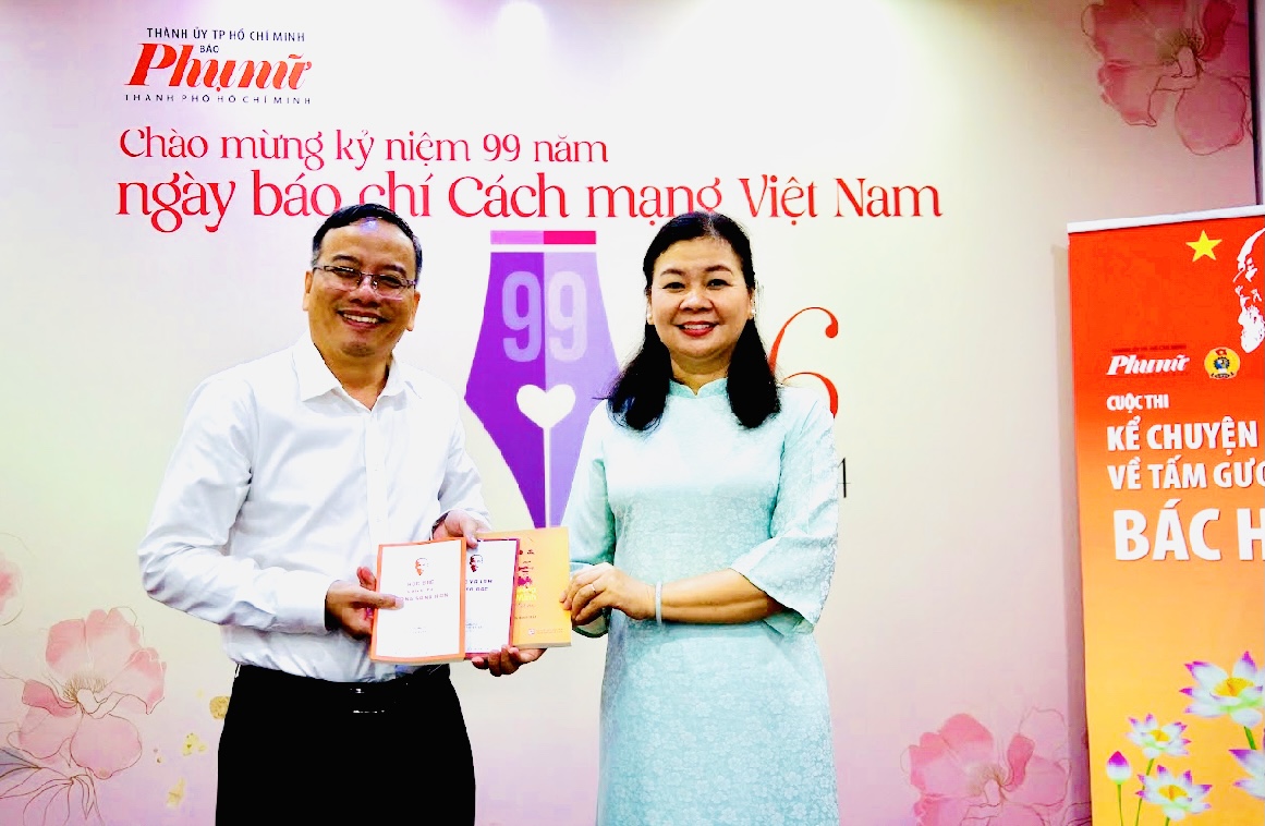 Bà Lý Việt Trung - Tổng biên tập Báo Phụ nữ TPHCM nhận sách từ ông Nguyễn Minh Hải trao tặng