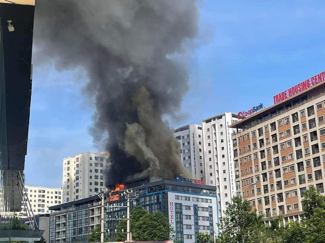 Hình ảnh vụ cháy tại tòa nhà 9 tầng