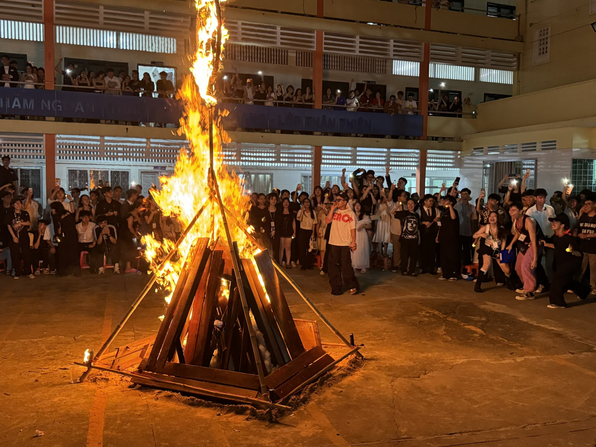 Và phần mong chờ nhất của buổi lễ là chương trình đốt lửa trại ở trường 