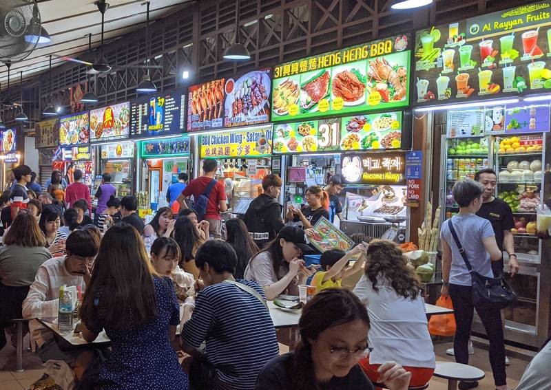 Ở đây còn có các quán ăn nổi tiếng được xếp hạng Michelin như Alliance Seafood nổi tiếng với món BBQ Stingray và quán Heng chuyên về Black Carrot Cake. Giá các món ăn tại đây dao động từ 5-12 đô la Singapore.