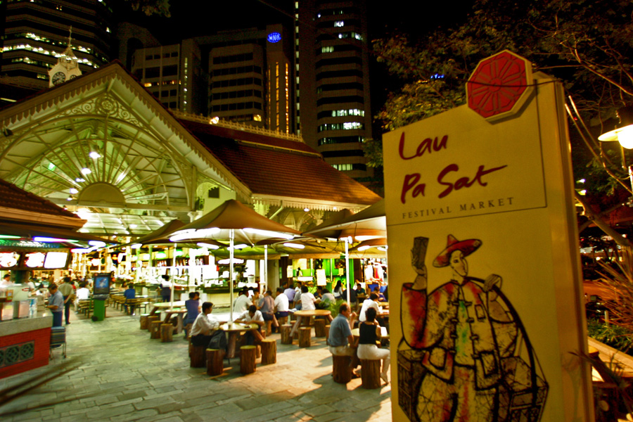 Lau Pa Sat: Nổi tiếng là một trong những khu ăn uống sầm uất nhất trung tâm Singapore, Lau Pa Sat có hình dạng bát giác rất riêng biệt, không giống bất kỳ tòa nhà nào quanh khu vực. Khu ẩm thực rộng rãi, có các mái vòm cao, mái ngói xếp lớp với những chi tiết hoa văn trang trí tinh xảo. Khu chợ Lau Pa Sat còn từng được xếp hạng là di tích quốc gia năm 1973.