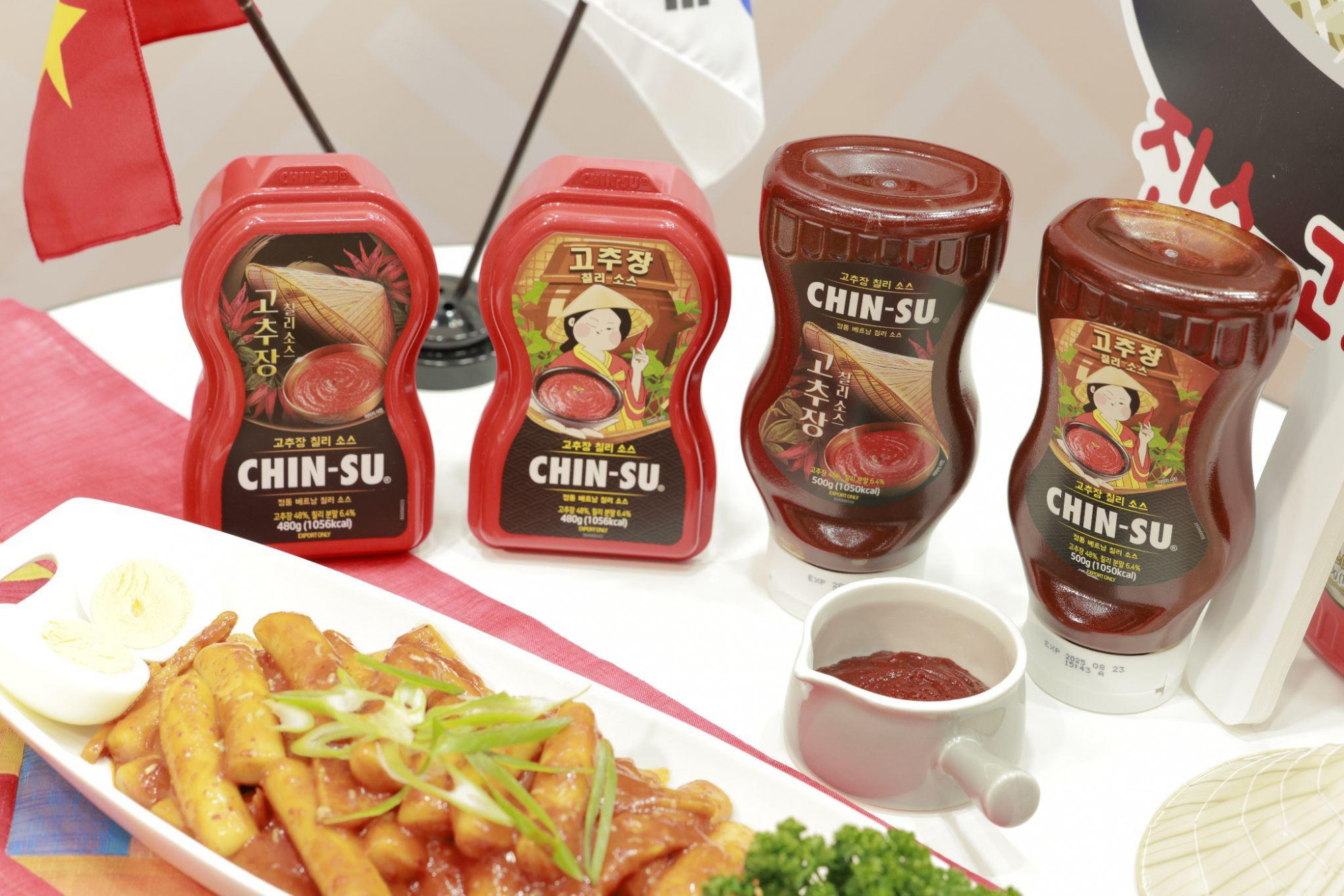 Tương ớt Chin-su Gochujang là sự chắt lọc nét tinh túy của Gochujang Hàn Quốc, kết hợp với nguyên liệu ớt chỉ thiên đặc sản Việt Nam đem lại nét giao thoa tinh tế của hai nền ẩm thực