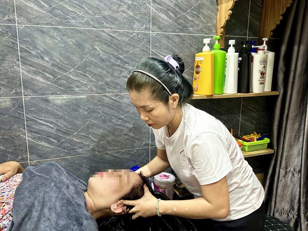 Nhờ hỗ trợ từ dự án, chị Nguyễn Thị Diễm Loan đã có điều kiện nâng cấp tiệm làm tóc, làm móng,  giúp chị có cuộc sống ổn định