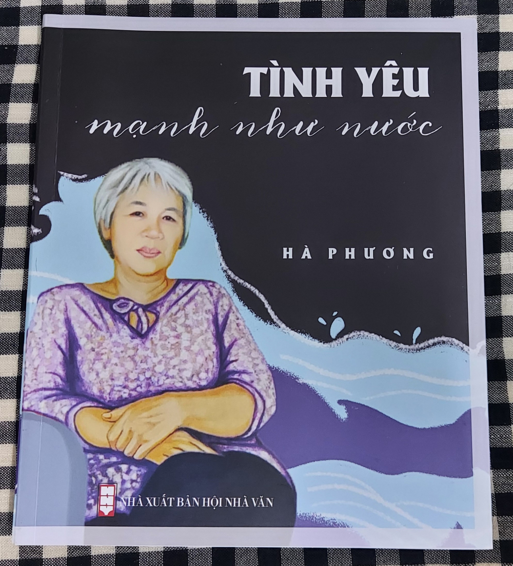 Bìa tập thơ Tình yêu mạnh như nước là ký họa chân dung nhà báo - nhà thơ Hà Phương do họa sĩ Nguyễn Thị Hiền - con gái nhà văn Kim Lân vẽ.
