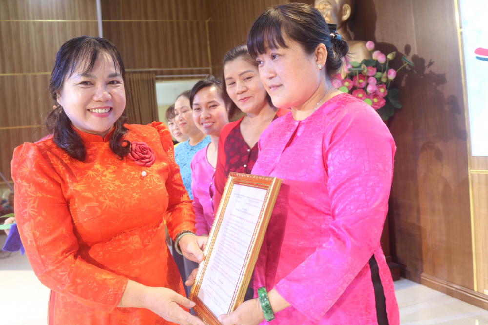 Bà Nguyễn Hạnh Thảo - Chủ tịch Hội LHPN TP Thủ Đức - trao quyết định thành lập câu lạc bộ “Mẹ đỡ đầu”