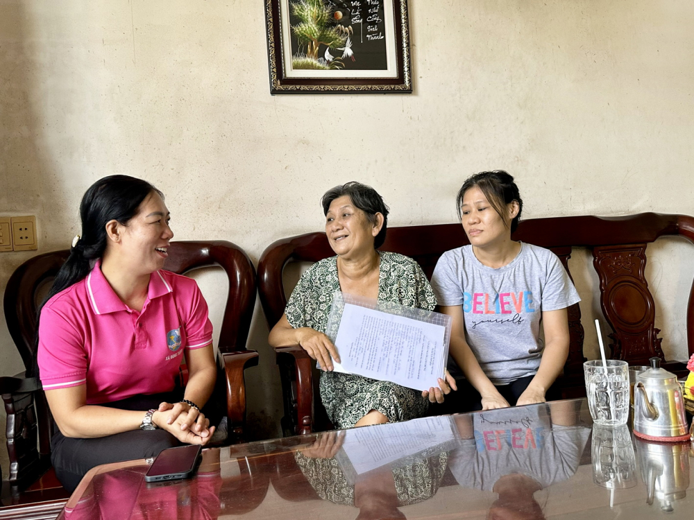 Hội LHPN xã Đông Thạnh, huyện Hóc Môn luôn đồng hành giúp gia đình chị Lê Thị Tuyết Nhung vượt qua  khó khăn 