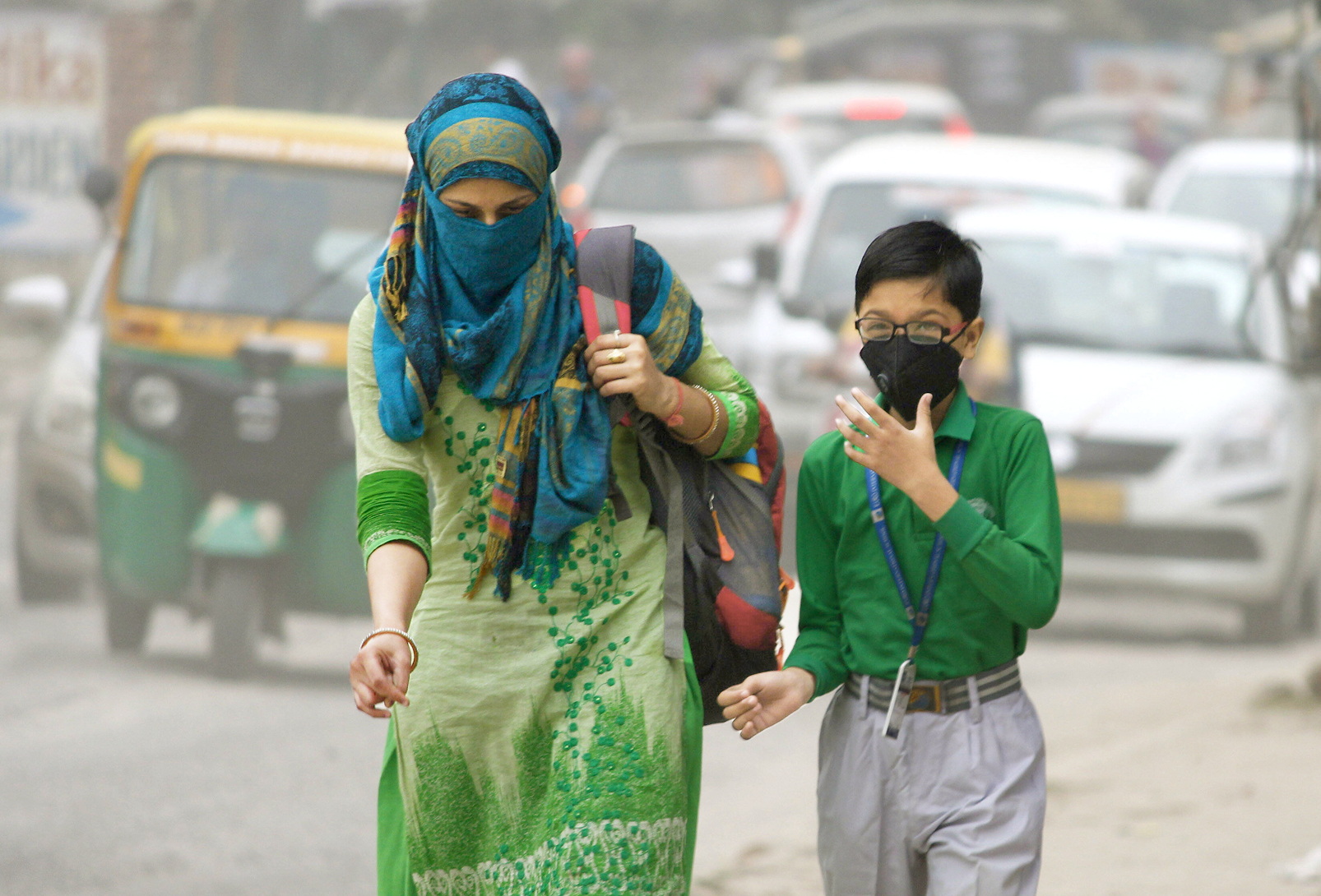 Người phụ nữ và đứa trẻ đi bộ giữa không khí ô nhiễm ở Gurugram, Ấn Độ, vào tháng 10/2019 - Nguồn ảnh: Getty Images