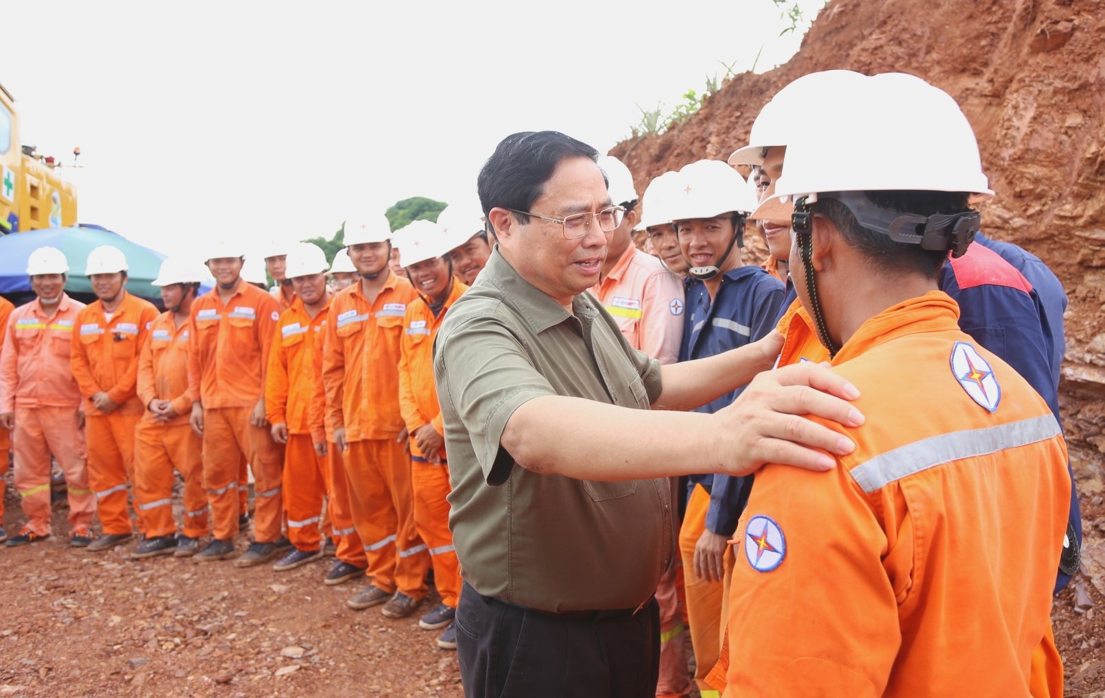 Thủ tướng Phạm Minh Chính động viên các công nhân làm việc tại công trường - Ảnh: Khánh Trung