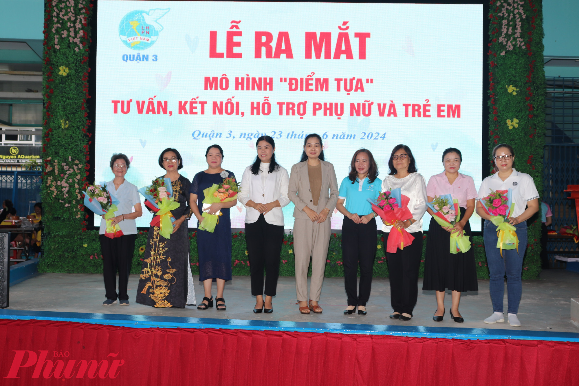 Bà Lâm Thị Ngọc Hoa - Phó Chủ tịch thường trực Hội LHPN TPHCM và bà Đoàn Thị Thu Hằng - Phó Chủ tịch Hội LHPN quận 3 tặng hoa đến các thành viên Tổ tư vấn và các đơn vị hỗ trợ 