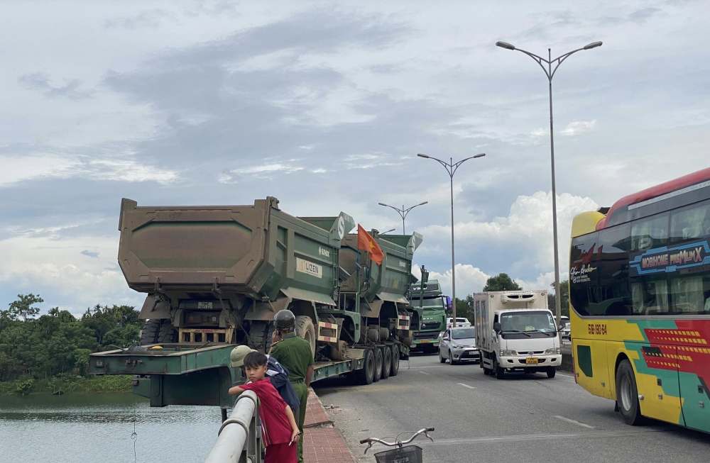 Chiều 24/6, Phòng CSGT Công an tỉnh Thừa Thiên Huế cho biết, đơn vị đang điều tra làm rõ nguyên nhân vụ TNGT do xe đầu kéo gây ra tại cầu An Lỗ trên tuyến QL1A đoạn đi qua huyện Phong Điền.