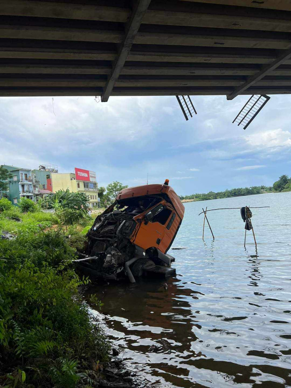 Vụ tai nạn khiến phần đầu cabin xe đầu kéo rời khỏi xe và rơi xuống sông dưới chân cầu An Lỗ, phần xe còn lại nằm vắt vẻo ở mép cầu; hơn 30m ta luy thành cầu bị hư hỏng; riêng tài xế may mắn thoát nạn
