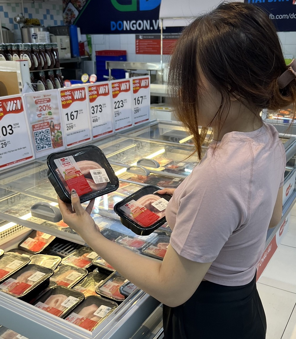Người tiêu dùng chọn mua thịt ủ mát tại siêu thị - Ảnh: Masan