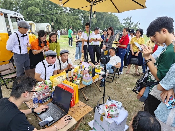 Ông Lê Tuấn Linh (áo trắng, đang ngồi) cùng các nhà sáng tạo nội dung trong phiên livestream OCOP tại Cần Giờ - Ảnh: nhân vật cung cấp