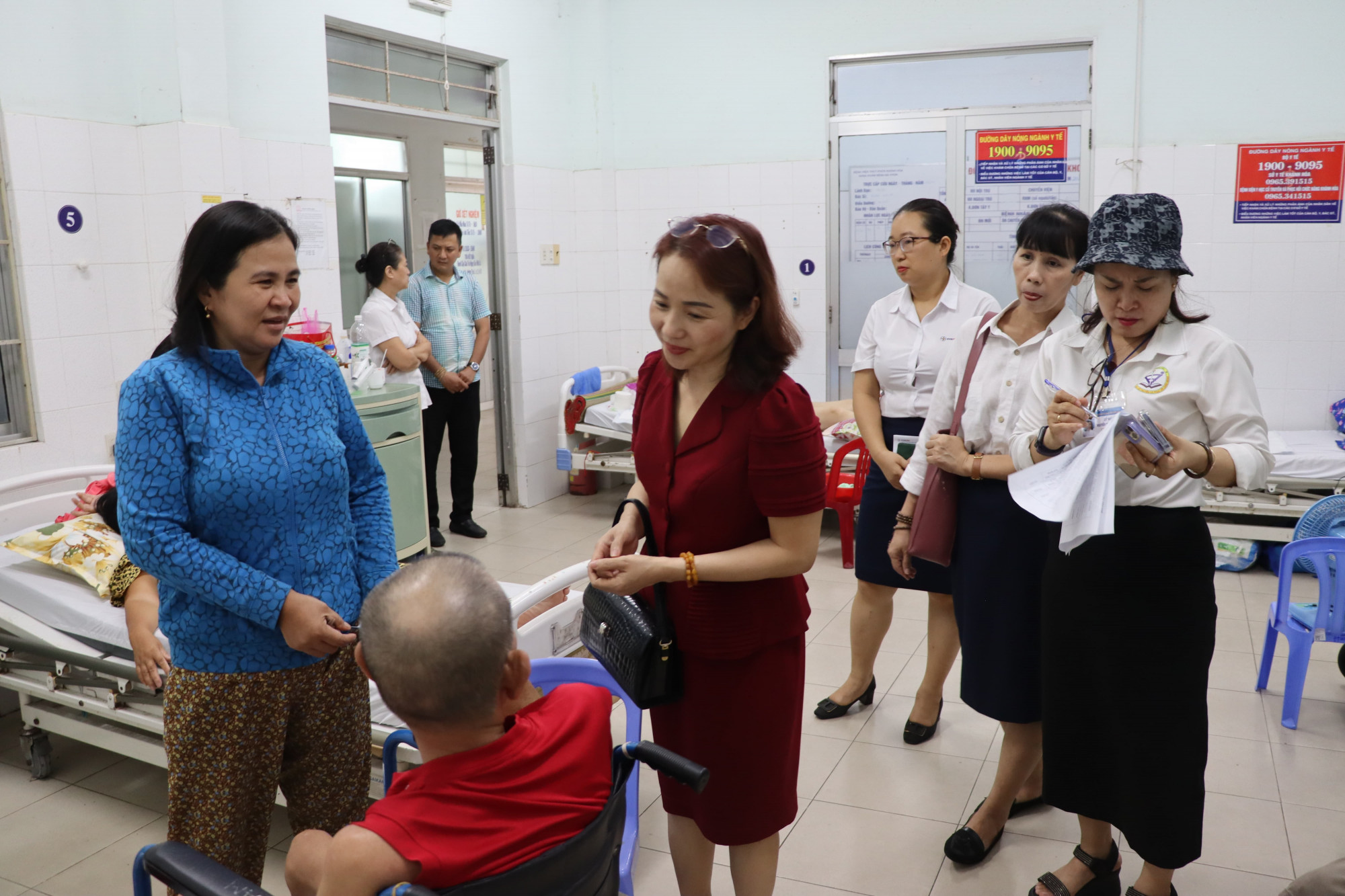 Chị Võ Thị Hồng Minh (áo đỏ) cùng các chị em trong Ban Nữ công Công đoàn PC Khánh Hòa ân cần thăm hỏi, động viên các bệnh nhân - Ảnh: PC Khánh Hòa
