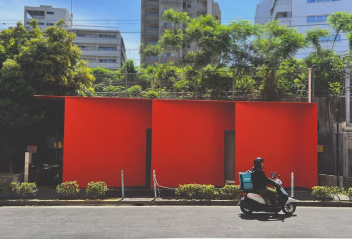Nhà vệ sinh công cộng Higashi Sanchome. Nhà vệ sinh này có màu đỏ nổi bật bên ngoài để thu hút sự chú ý và có thể ngăn chặn những hành vi trái pháp luật. Ảnh: Elaine Chua