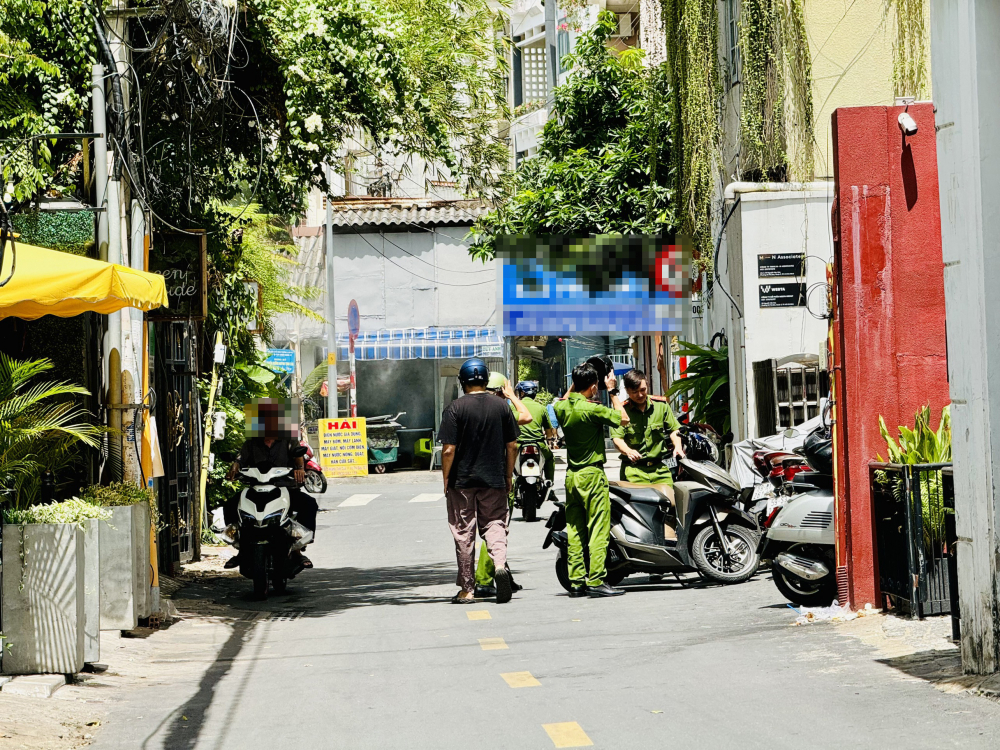 Thanh niên (mặc áo đen, đội nón xanh) nghi quay lén người mẫu Châu Bùi trong nhà vệ sinh tới studio phục vụ việc điều tra - Ảnh: SGGP