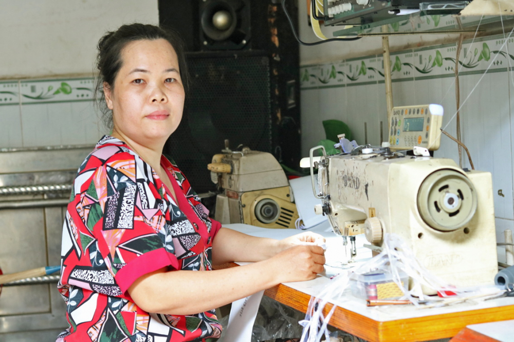 Chị Huỳnh Thị Thanh Thiện vui mừng khi được hỗ trợ 5,5 triệu đồng để đầu tư vào máy móc và hy vọng từ đây việc làm sẽ khởi sắc