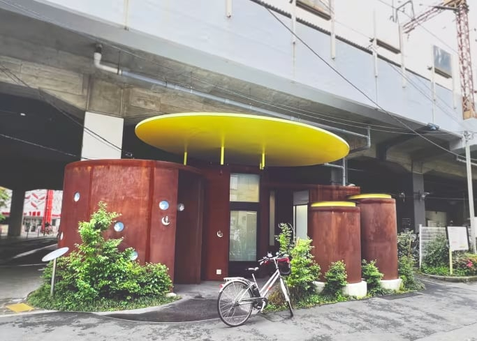 Nằm bên dưới ga xe lửa Sasazuka, nhà vệ sinh hình trụ có mái che màu vàng để chống lại cảm giác ngột ngạt khi nằm dưới đường ray. Ở đây có những chiếc đèn hình thỏ, ban đêm chúng phát sáng tạo cảm giác vui tươi. Ảnh: Elaine Chua