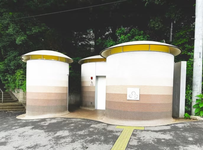Nhà vệ sinh cộng cộng Yoyogi Hachiman. Nằm ở đường dẫn lên đền Yoyogi Hachiman, giống như 3 tai nấm mọc lên từ đất. Nhà vệ sinh này đủ sáng để không phải lo lắng khi dùng vào ban đêm. Ảnh: CNA/Jasber Loh