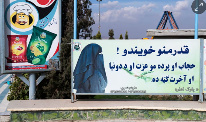 Taliban cấm phụ nữ đến công viên. Tấm biển bằng tiếng Pashto viết: 'Các chị em thân mến! Khăn trùm đầu và mạng che mặt là phẩm giá của bạn và mang lại lợi ích cho bạn trong thế giới này và mai sau.' Ảnh: Wakil Kohsar/Getty