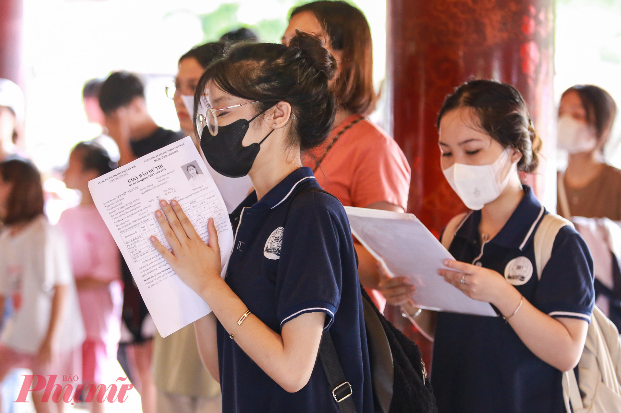 Hầu hết các sĩ tử đến đây đều mang theo giấy ghi tên tuổi, tên đại học muốn thi đỗ, thứ tự các nguyện vọng để dâng lễ, cầu một kỳ thi suôn sẻ.