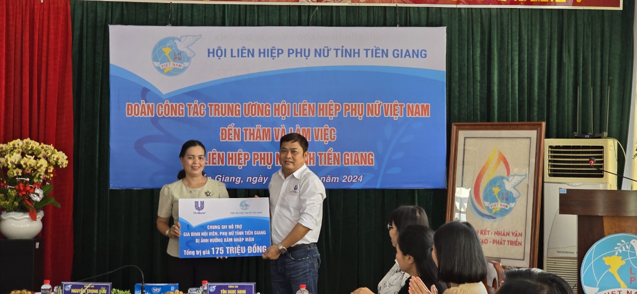 Unilever Việt Nam phối hợp Hội LHPN Tiền Giang chung tay hỗ trợ những gia đình ảnh hưởng xâm nhập mặn tại địa phương - Ảnh: Unilever