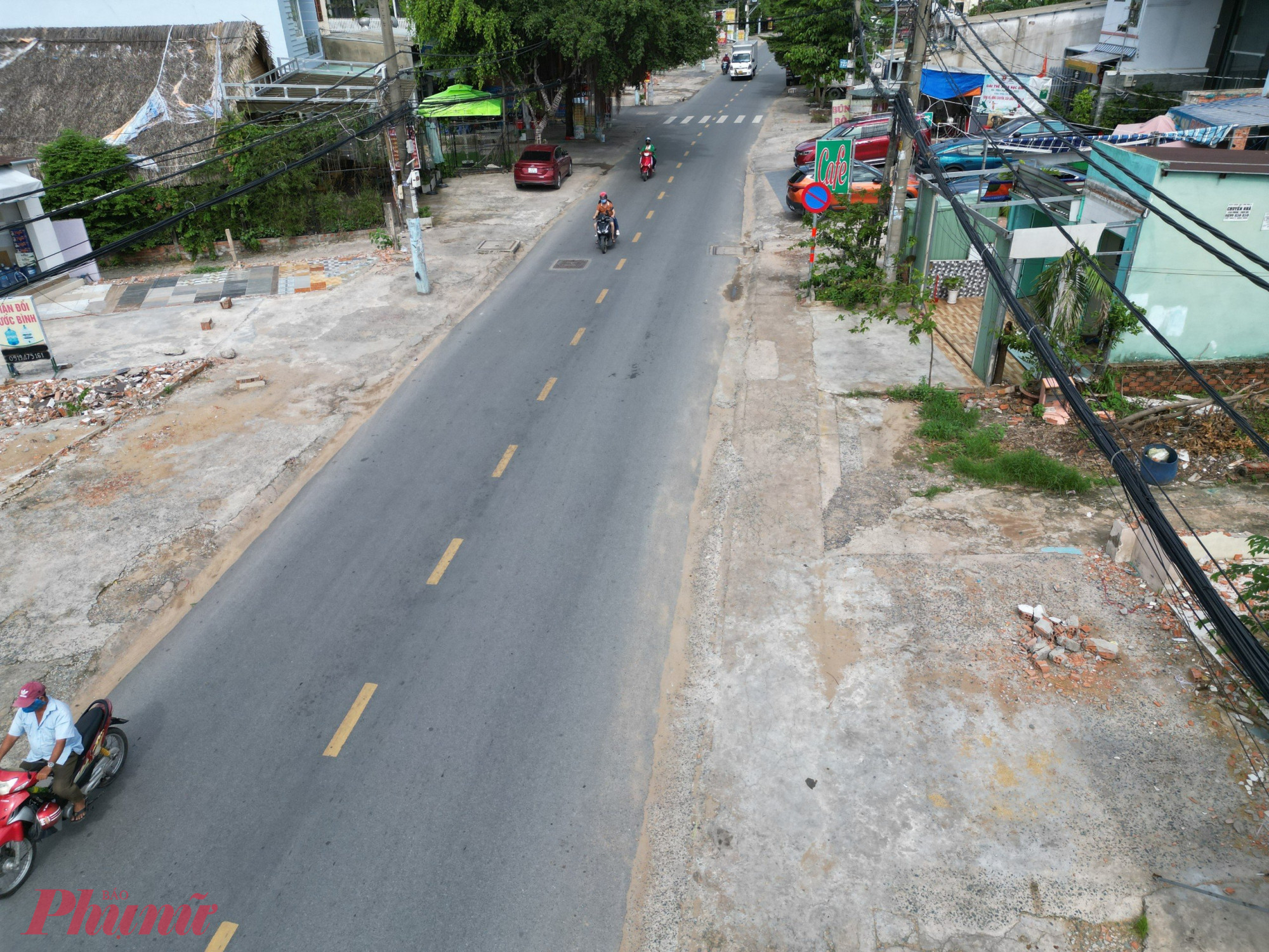 Mặt bằng để mở rộng đường Nguyễn Thị Định đã dần rộng rãi.