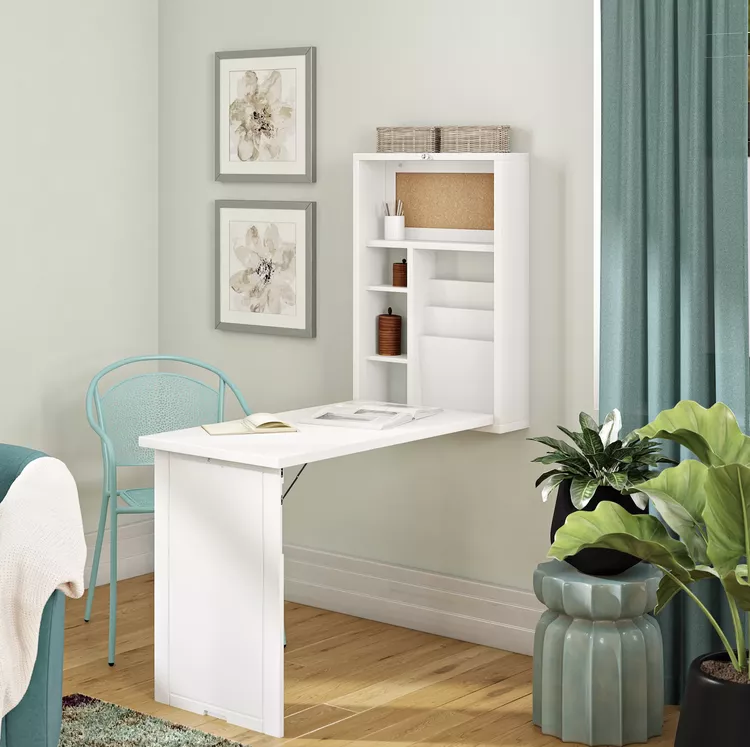 Lắp một bàn tường Bàn Andersonville của Latitude Run  Wayfair Hãy cân nhắc Bàn làm việc Latitude Run Andersonville nếu bạn đang tìm kiếm một chiếc bàn không thường xuyên đặt trong một chiếc hộp có thể mở rộng xuống từ khung ảnh đặt trên tường. Việc chuyển đổi không thể đơn giản hơn việc nhả một chốt đơn giản và gập màn hình nền cũng như phần cuối hỗ trợ của nó ra. Nó bao gồm bốn kệ mở và một tủ sách kèm theo để lưu trữ đồ dùng văn phòng, dụng cụ viết hoặc trưng bày các vật dụng trang trí.  Máy tính để bàn chỉ cung cấp không gian vừa đủ cho một chiếc đèn nhỏ và máy tính xách tay, chứa được khoảng 20 pound vật dụng. Kích thước mặt bàn dài 36 inch, rộng 22 inch và cao 26 inch. Nó được làm bằng gỗ nhân tạo; nó không phải là cấu trúc chắc chắn nhất nhưng lại là một món đồ được sử dụng nhiều lần với nhiều lớp hoàn thiện.