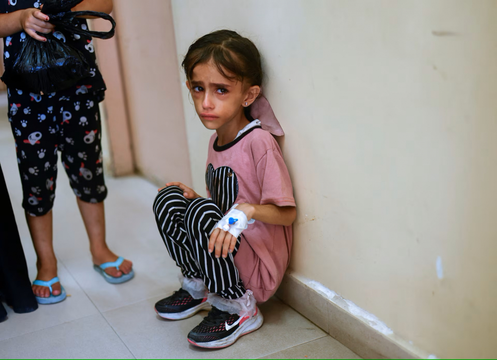 Jori Al-Areer, một bé gái người Palestine bị ung thư và suy dinh dưỡng, chờ được chuyển đi điều trị tại bệnh viện Nasser ở Khan Younis - Ảnh: REUTERS/Mohammed Salem