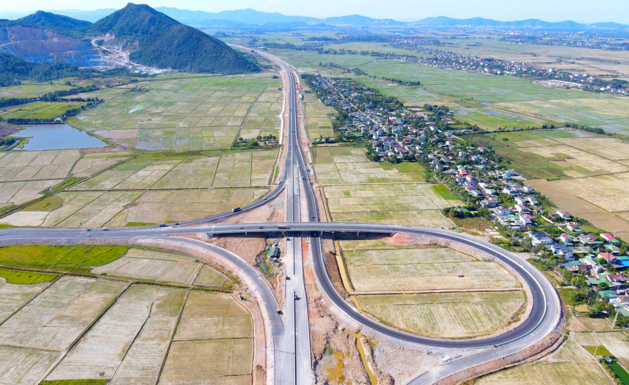 Gần 50km cao tốc Diễn Châu - Bãi Vọt đến nay cơ bản đã hoàn thiện - Ảnh: Khánh Trung