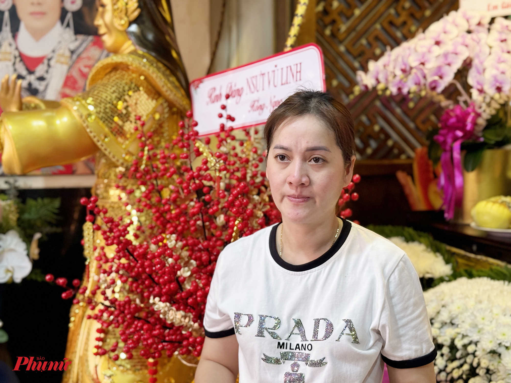 Chị Hồng Loan, con gái cố NSƯT Vũ Linh trong lễ cúng giáp năm cho cha hồi tháng 2/2024