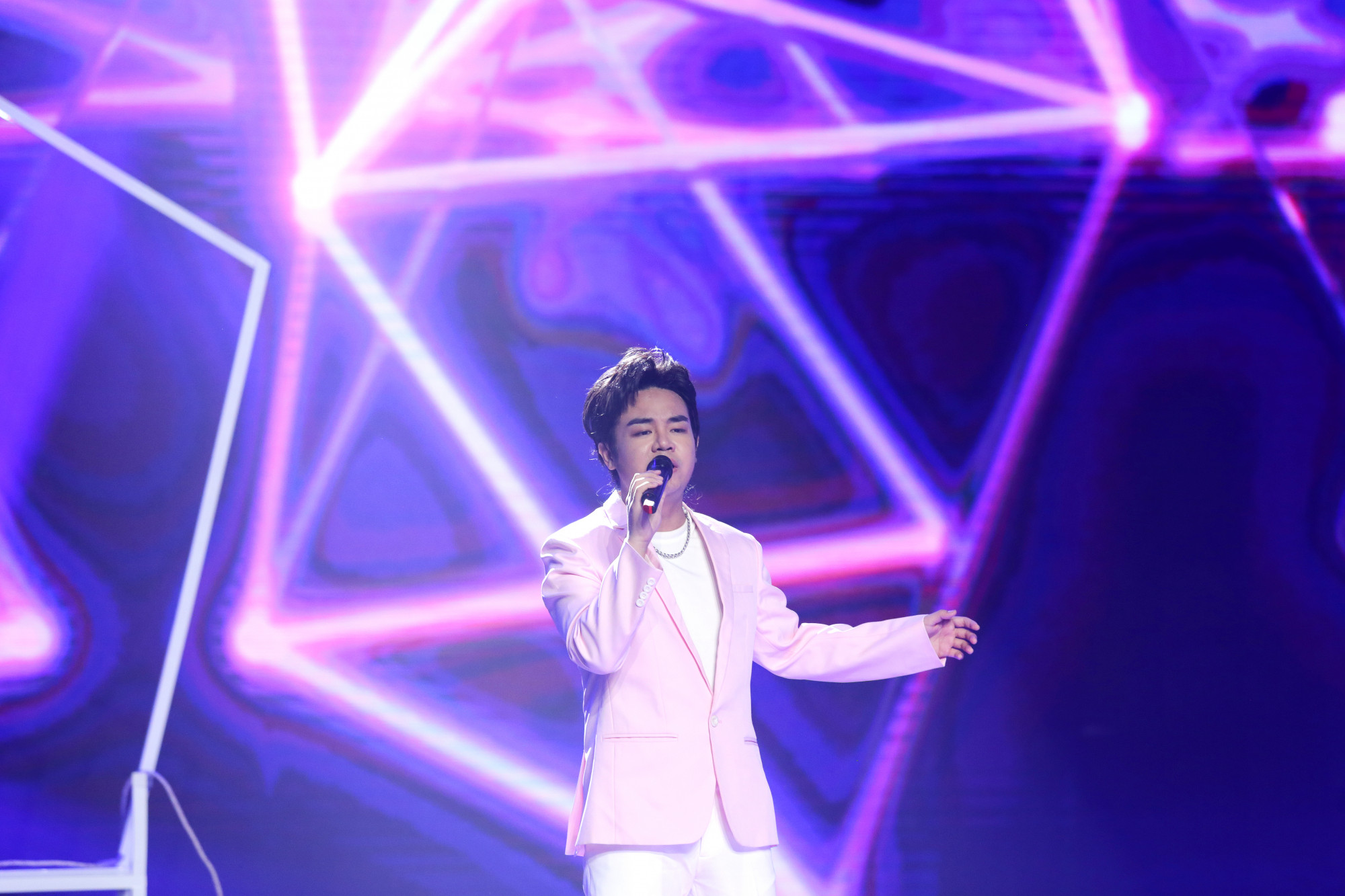 Nguyễn Huy thể hiện mashup 3 ca khúc ballad trong đêm chung kết 2 của chương trình