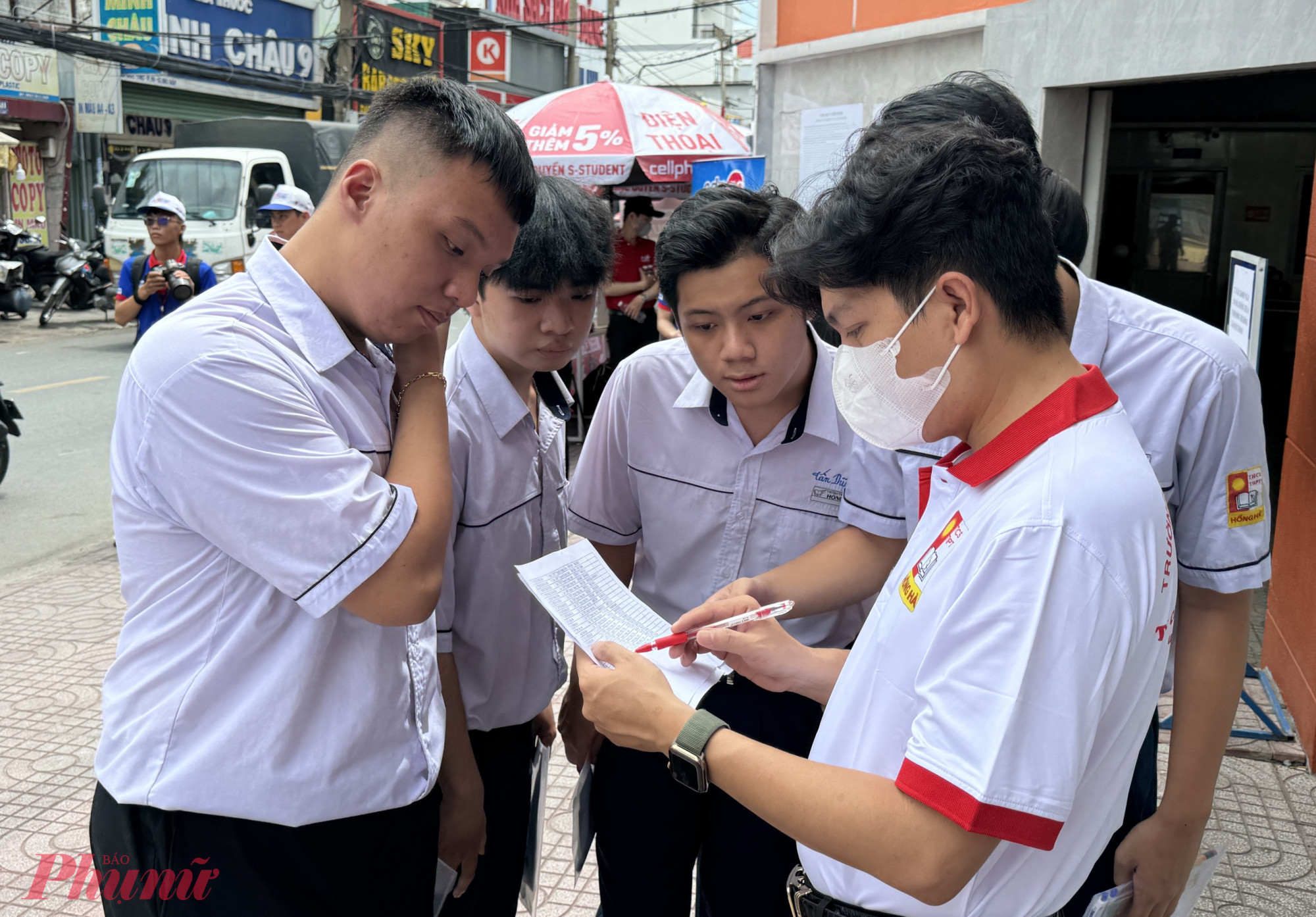 Thí sinh tại điểm thi Trường THPT Nguyễn Trung Trực xem thông tin phòng thi - Ảnh: Hà Văn