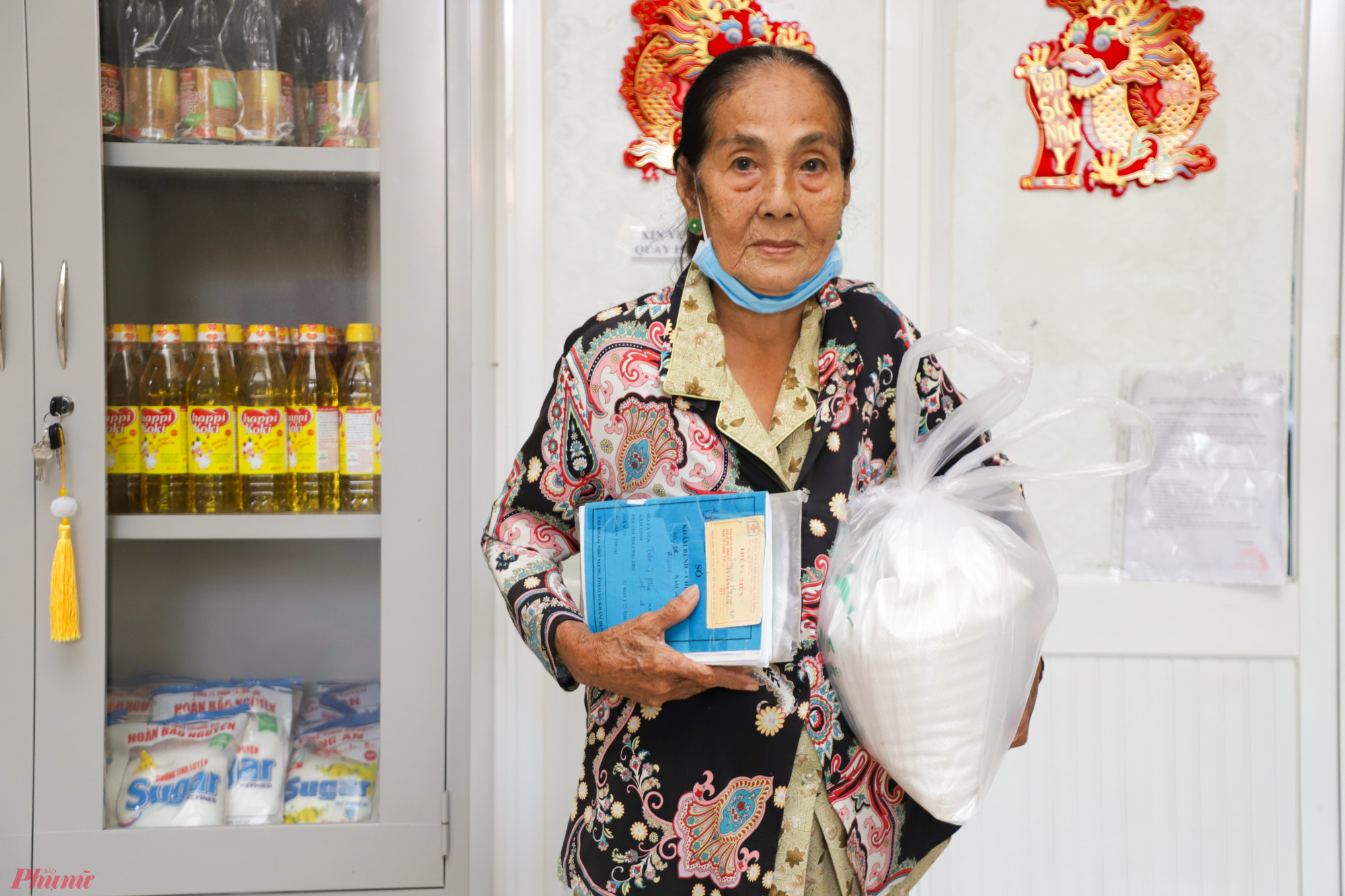 Bà Trần Thị Phú (87 tuổi) vui mừng khi được nhận phần quà hỗ trợ từ các bác sĩ của bệnh viện đa khoa Sài Gòn. Bà Phú cho biết, các con cái đều khó khăn nên bà thuê trọ sống một mình ở quận 7, hàng ngày đi phụ bán nước mưu sinh.