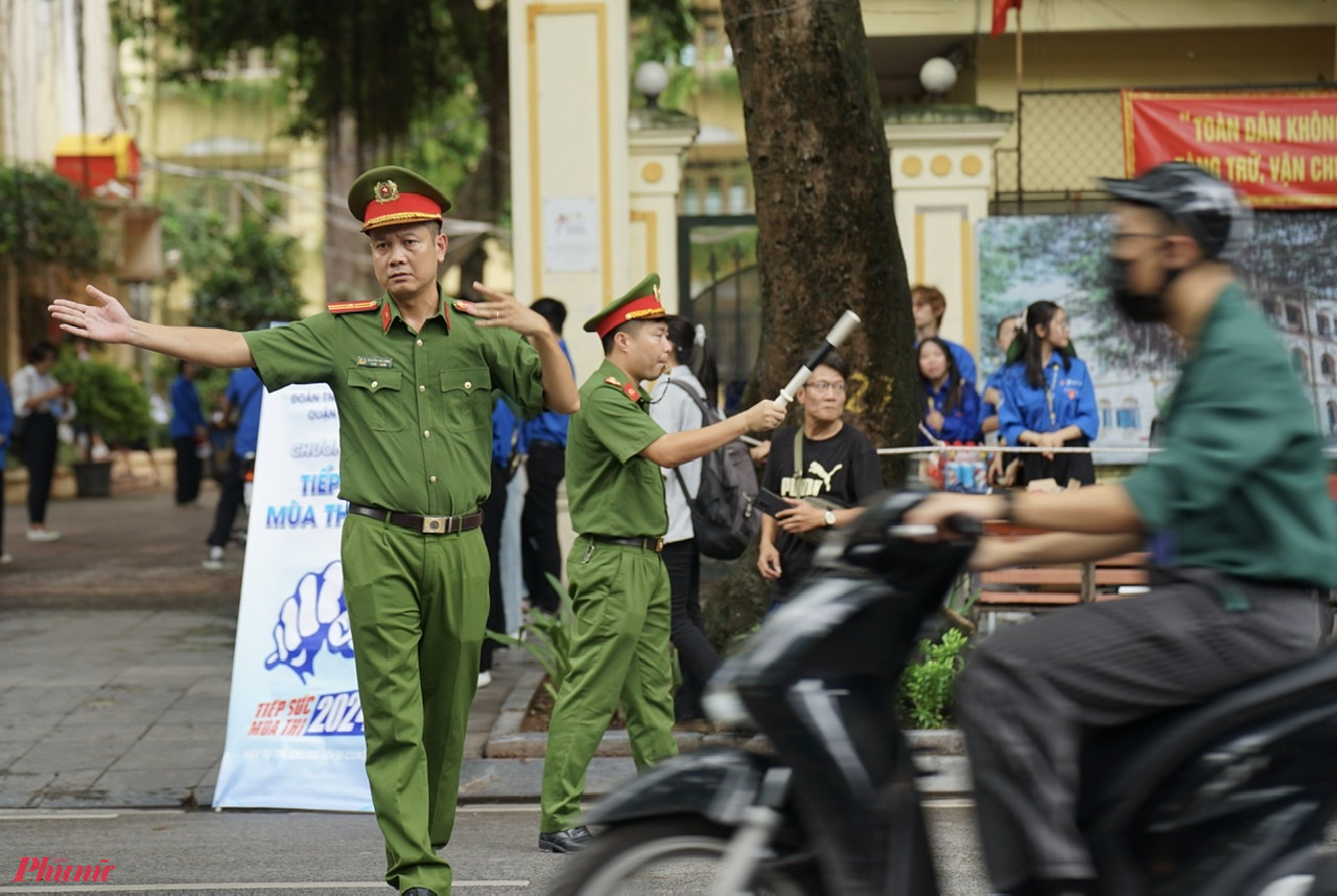 Tại Hà Nội, công tác hỗ trợ thí sinh được nhiều lực lượng triển khai từ phân luồng giao thông tới đưa đón thí sinh gặp hoàn cảnh khó khăn.
