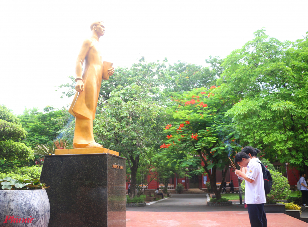 Các em cũng muốn thành tâm dâng hương đến Bác trước kỳ thi quan trọng này. 