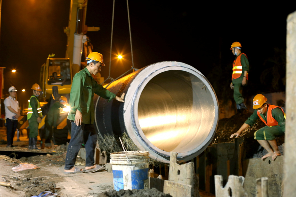 Công nhân SAWACO thi công tuyến ống D1200mm dọc đường Nguyễn Cửu Phú (huyện Bình Chánh) - ẢNH: BÍCH ĐINH