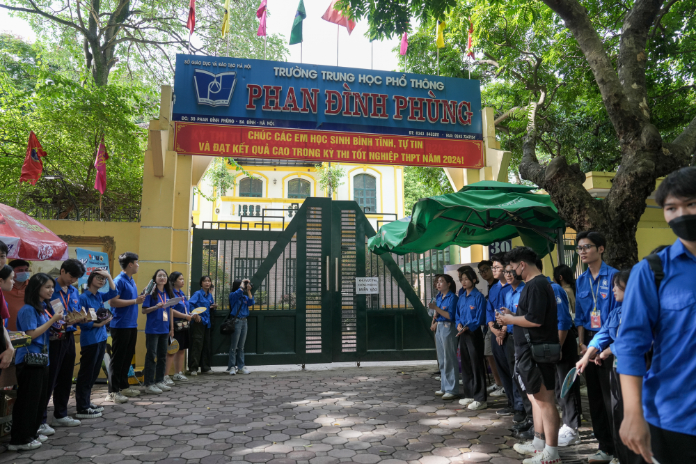 Điểm thi tại trường THPT Phan Đình Phùng, lực lượng Thanh niên Tình nguyện túc trực cả ngày hỗ trợ, tiếp sức cho thí sinh.