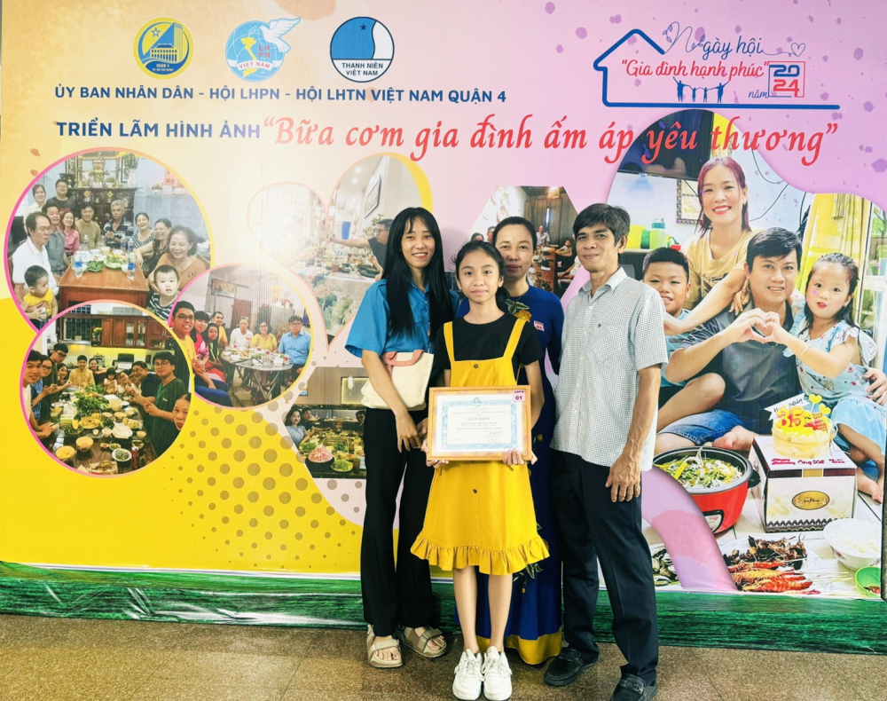 Gia đình chị Nguyễn Thị Tần và anh Ne Za Din tham dự ngày hội Gia đình hạnh phúc do Hội LHPN quận 4 tổ chức ngày 25/6 vừa qua - ẢNH: THU LÊ 