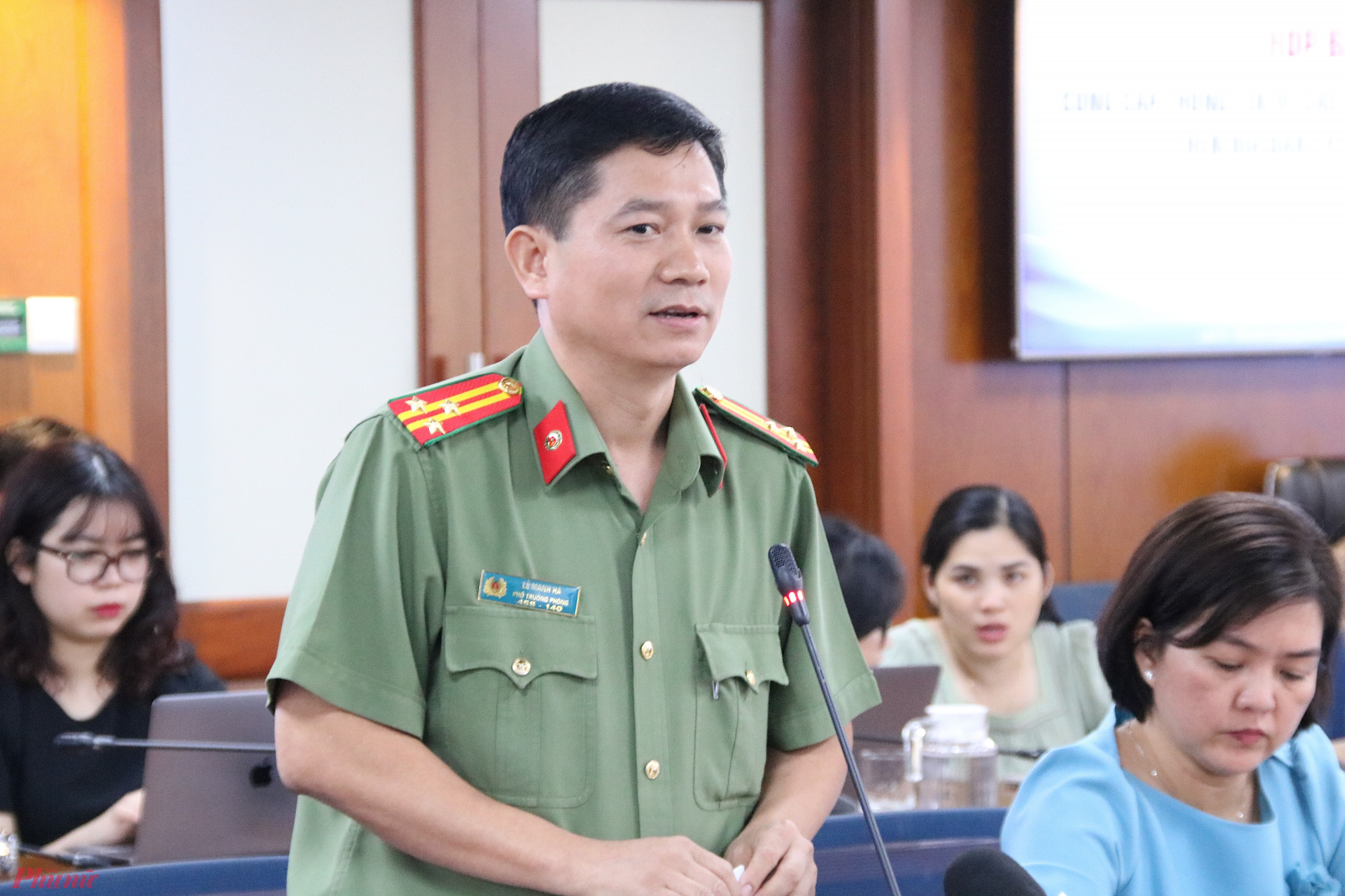  Thượng tá Lê Mạnh Hà thông tin tại họp báo 